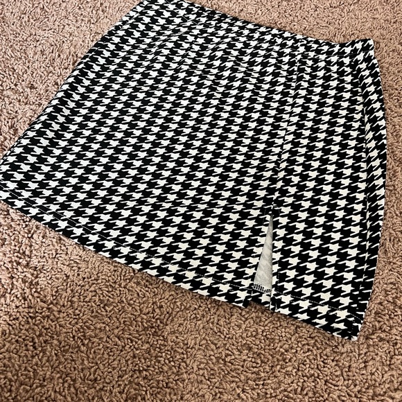 SHEIN skirt! Size medium! NWOT :) - Picture 2 of 2